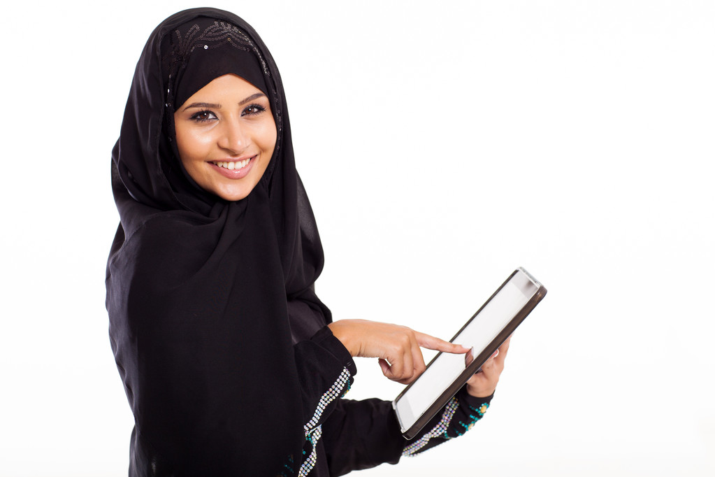 Mujer árabe usando tableta
 - Foto, Imagen