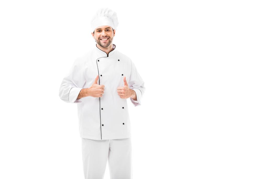 atractivo joven chef mostrando pulgares hacia arriba en la cámara aislado en blanco
 - Foto, imagen