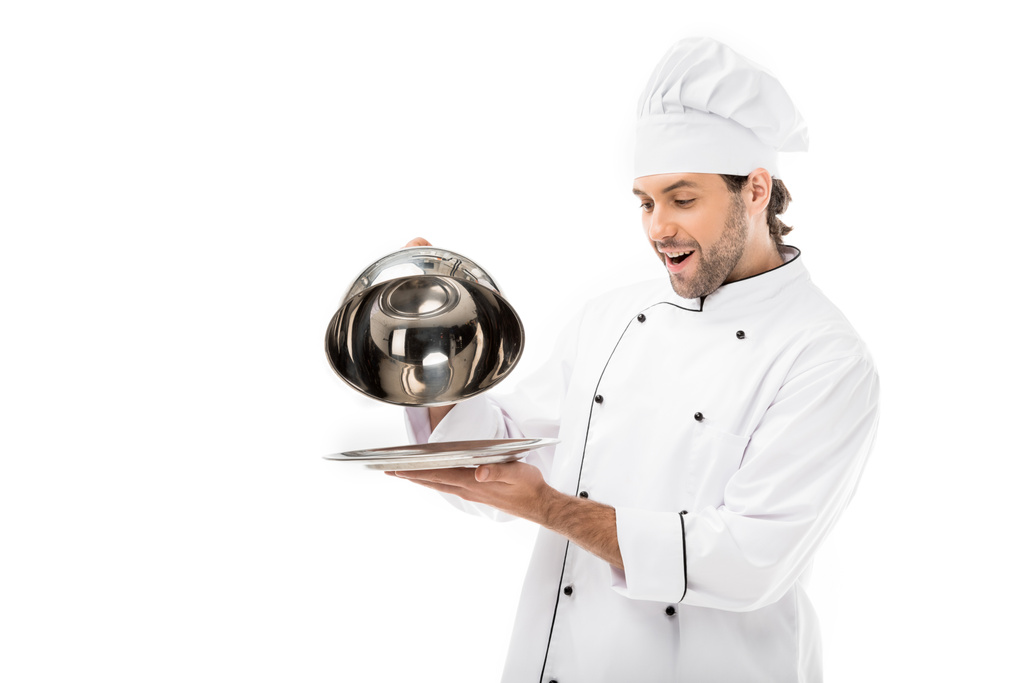 yllättynyt nuori kokki ottaen palvelevat kupoli lautaselta eristetty valkoinen
 - Valokuva, kuva