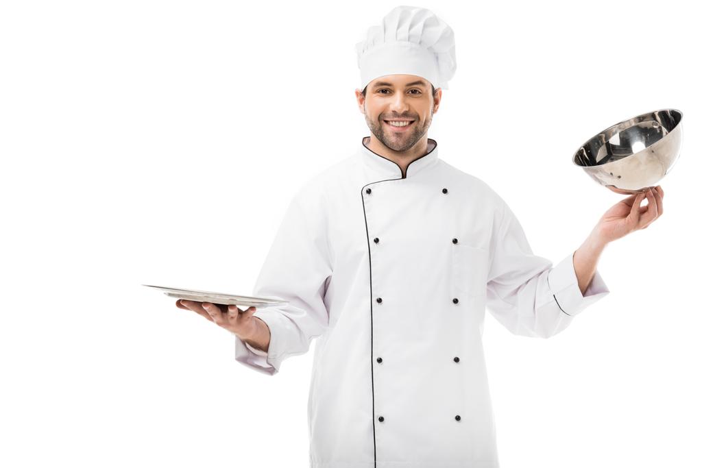 pohledný mladý kuchař opatřování sloužící kopule z desky izolované na bílém - Fotografie, Obrázek