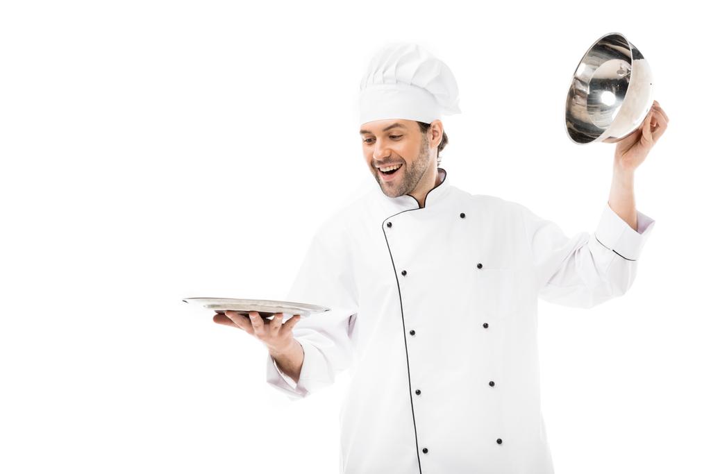 heureux jeune chef prise de servir dôme de plaque isolée sur blanc
 - Photo, image