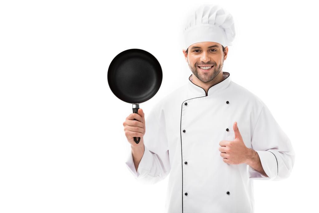 счастливый молодой шеф-повар держит сковородку и показывает большой палец на белом
 - Фото, изображение