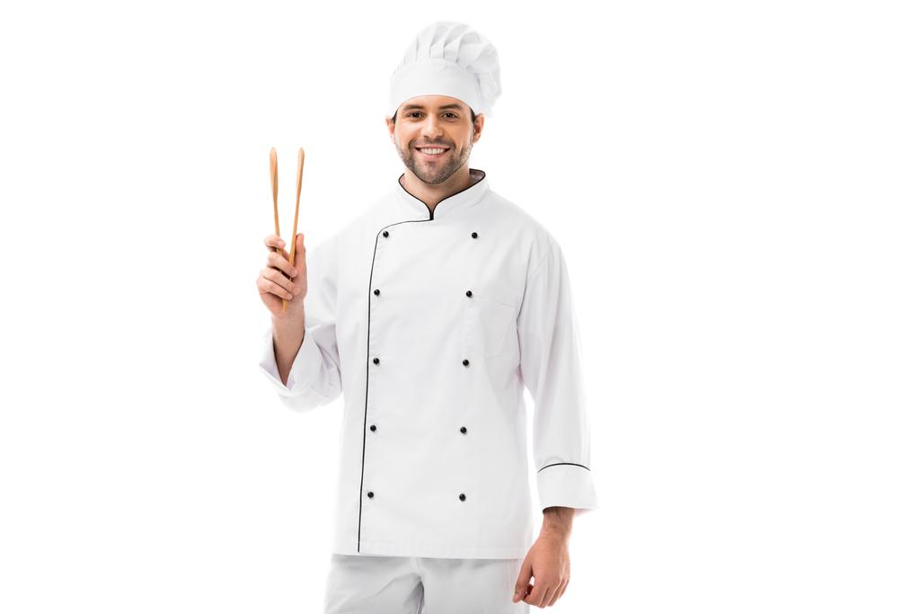 heureux jeune chef avec des pinces en bois regardant caméra isolé sur blanc
 - Photo, image