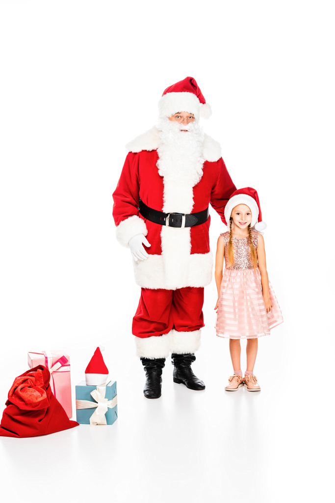 Noel Baba ve hediye kutuları üzerinde beyaz izole kamera bakarak ile küçük çocuk - Fotoğraf, Görsel