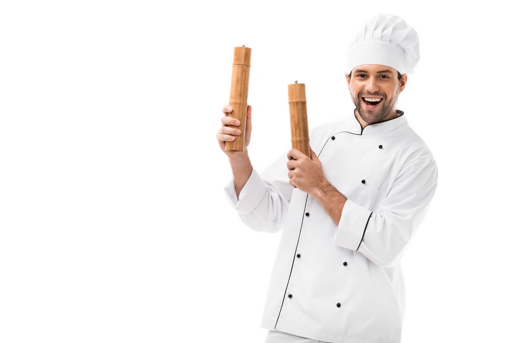 feliz joven chef sosteniendo molinos de pimiento de bambú aislados en blanco
 - Foto, imagen