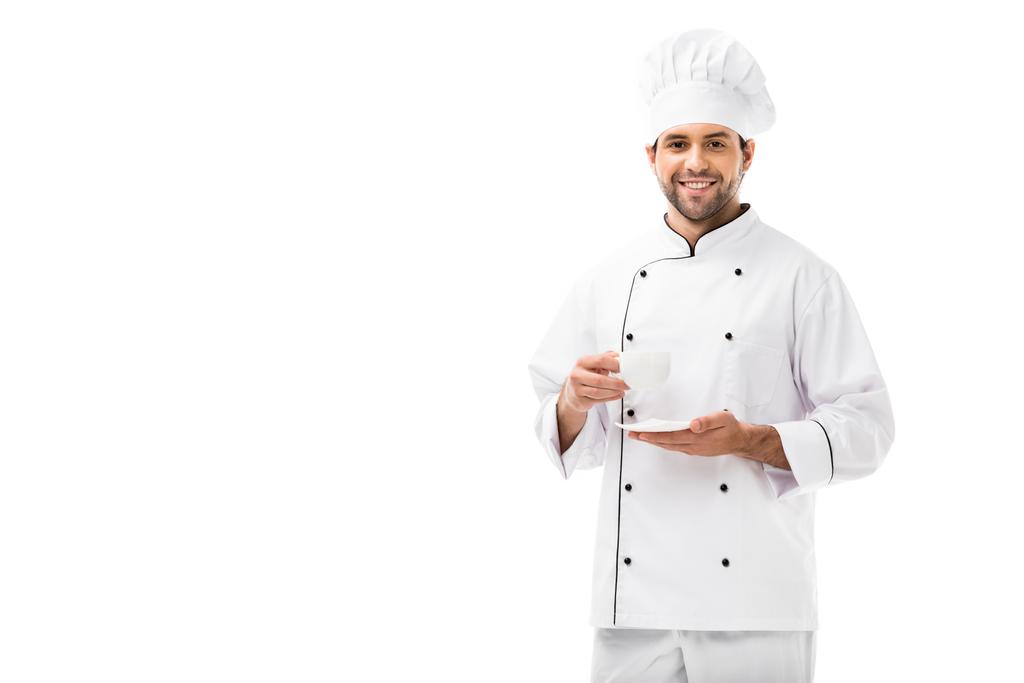 Gelukkig jonge chef-kok zijn kopje koffie houden en lachend op camera geïsoleerd op wit - Foto, afbeelding