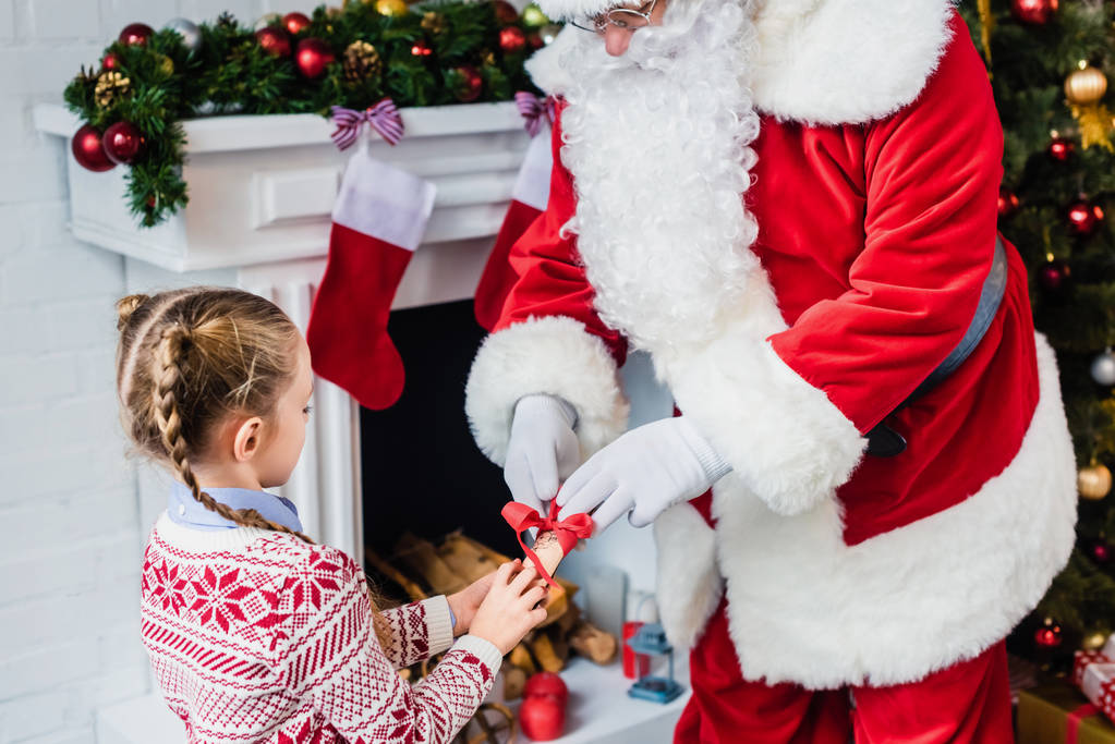 oříznutý snímek malé dítě dávat vrácena wishlist na santa - Fotografie, Obrázek
