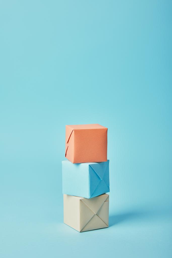 барвисті подарункові коробки на синьому фоні
 - Фото, зображення