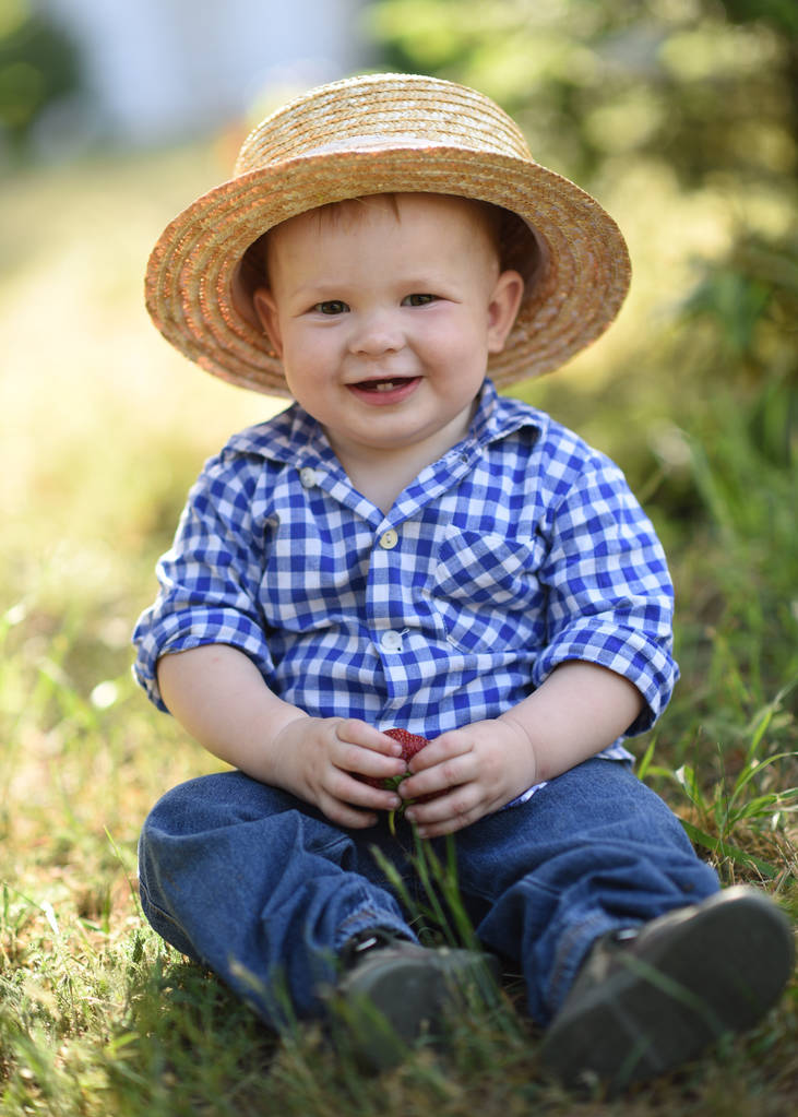 portret małego chłopca w naturze - Zdjęcie, obraz