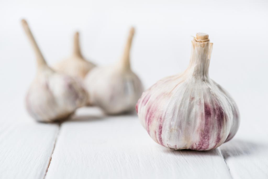 Ripe garlic bulbs on white wooden table - Photo, Image