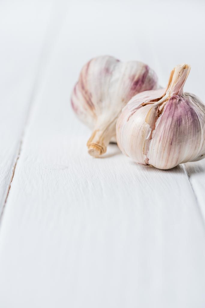 Dvě cibule česnek na bílý dřevěný stůl - Fotografie, Obrázek
