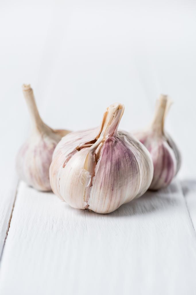 ripe garlic heads on white rustic table - Photo, Image