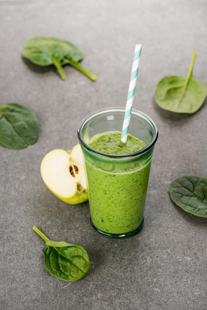 Manzana verde y batido orgánico saludable en vidrio con paja
  - Foto, Imagen