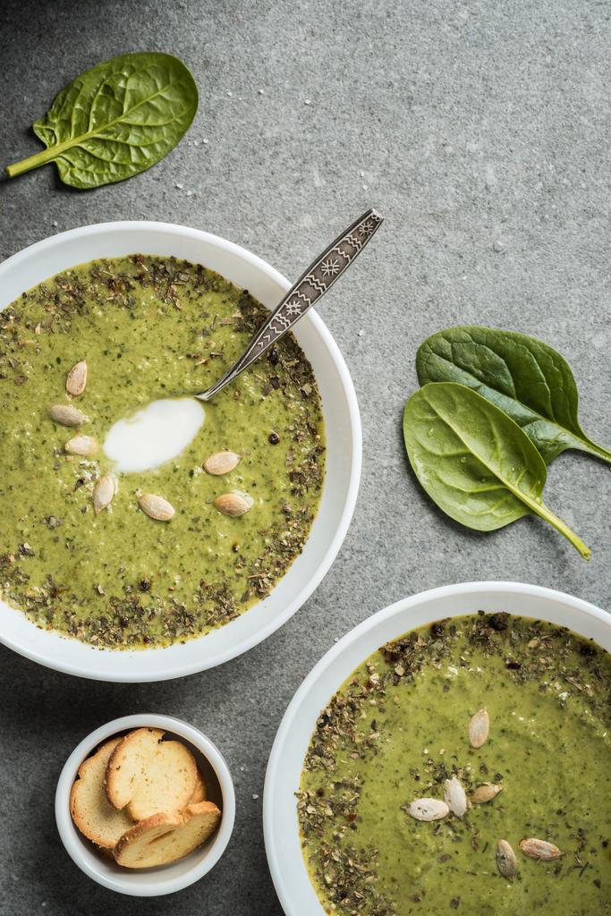 Pohled shora ze dvou misek s zelená krémová Špenátová polévka a krutony - Fotografie, Obrázek