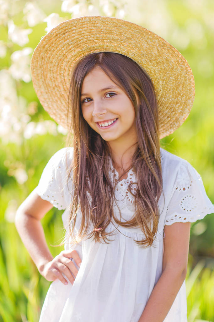 πορτρέτο του μικρού κοριτσιού σε εξωτερικούς χώρους το καλοκαίρι - Φωτογραφία, εικόνα