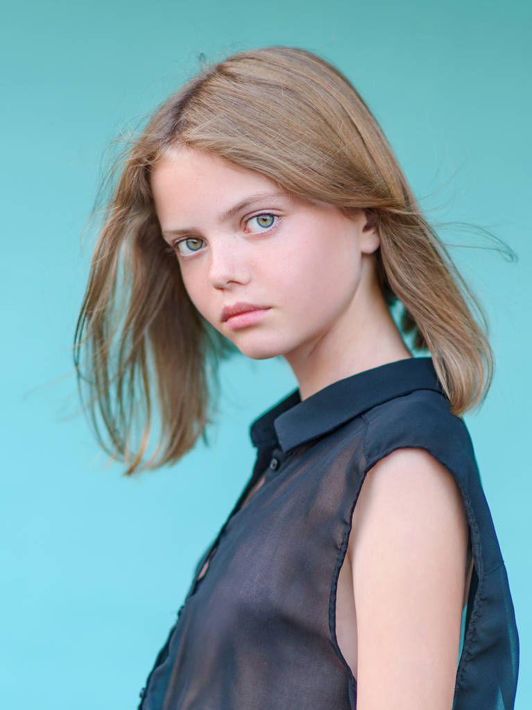 portré kislányról a szabadban nyáron - Fotó, kép