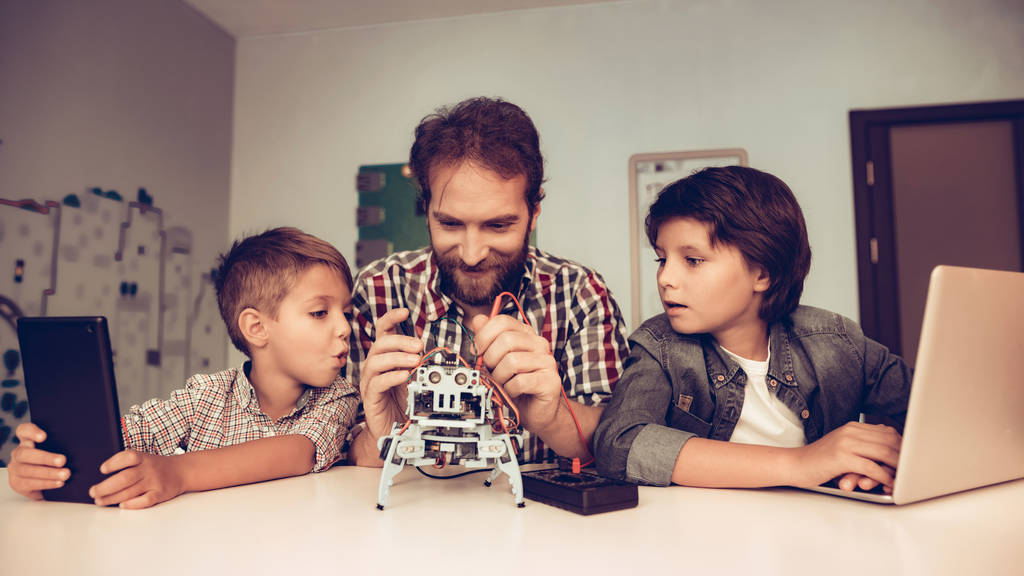 Baba ve oğul evde Robot inşa sakallı. Genç çocuk gömlek. Kapalı sevinç. Modern hobi kavramı. Modern teknoloji. Robot mühendislik kavramı. Genç adam yenilik için eğlenceli sakallı. - Fotoğraf, Görsel