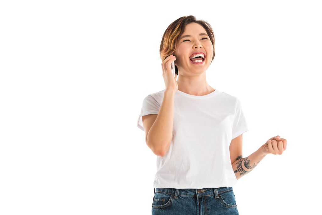 сміється молода жінка розмовляє на смартфоні ізольовано на білому
 - Фото, зображення