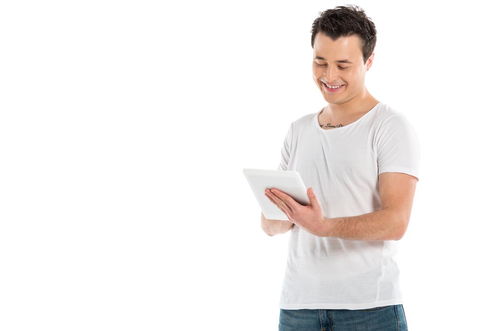 χαμογελώντας όμορφος άνδρας χρησιμοποιώντας ψηφιακό tablet που απομονώνονται σε λευκό - Φωτογραφία, εικόνα