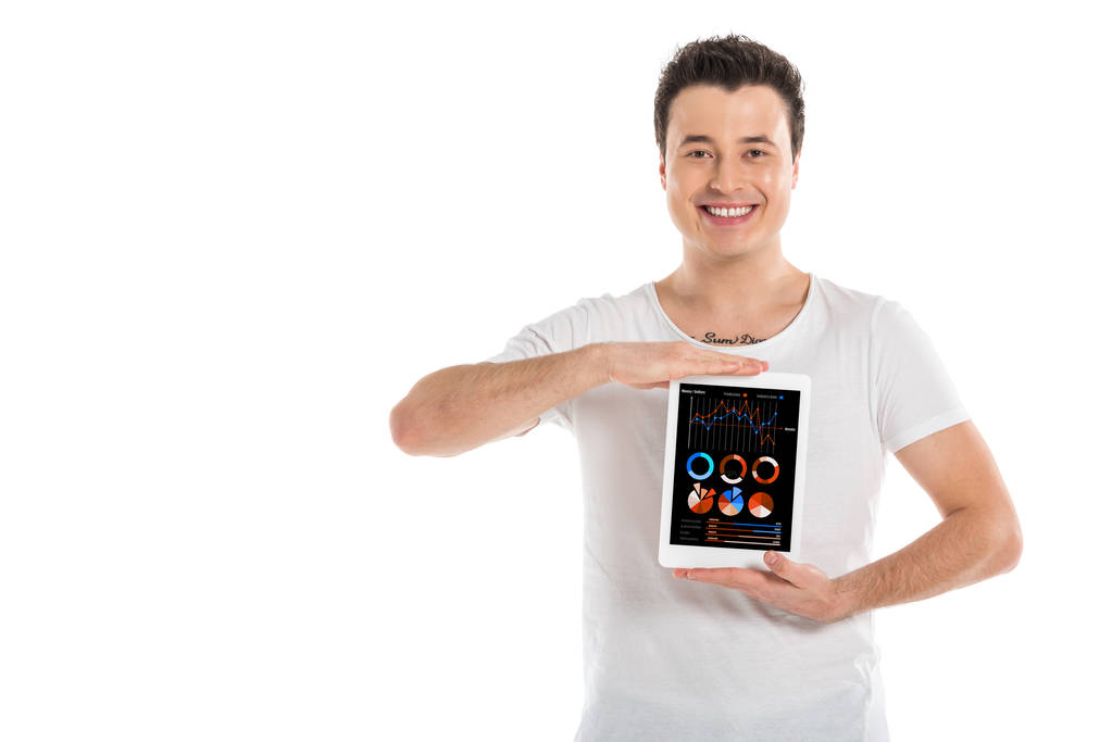 hombre guapo sosteniendo tableta digital con aplicación de análisis de marketing en la pantalla aislada en blanco
 - Foto, Imagen