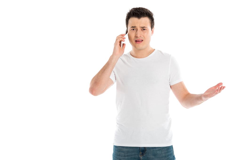 homem bonito confuso falando no smartphone isolado no branco
 - Foto, Imagem