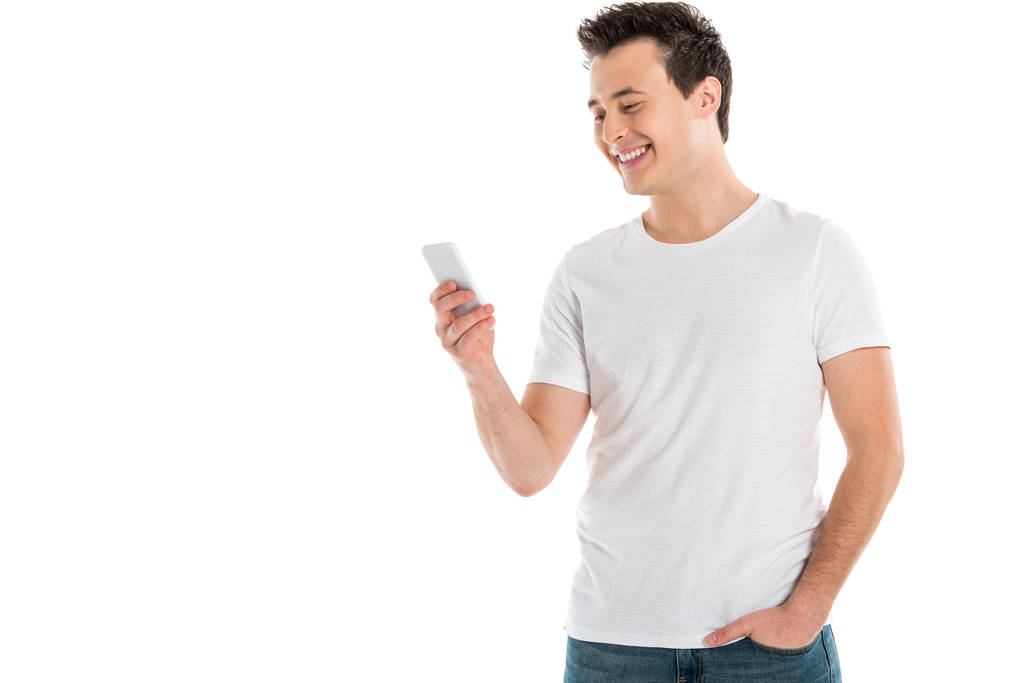 χαρούμενα όμορφος άνδρας χρησιμοποιώντας smartphone που απομονώνονται σε λευκό - Φωτογραφία, εικόνα