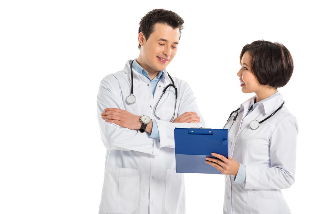 doctor femenino mostrando diagnóstico a doctor masculino con brazos cruzados aislados en blanco
 - Foto, imagen
