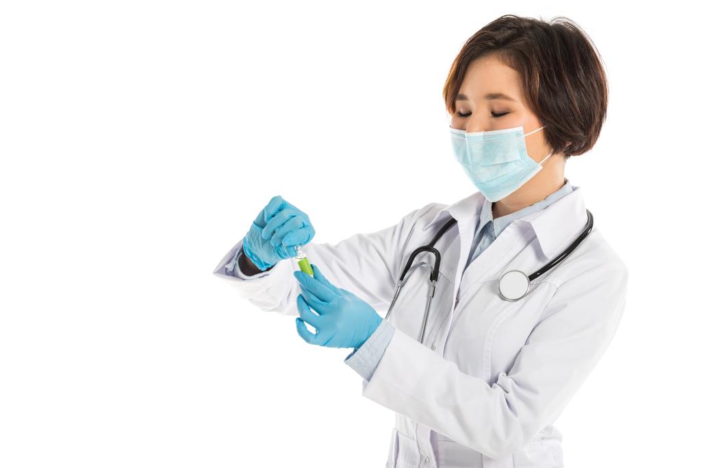 női orvos sztetoszkóp és orvosi maszkot, gazdaság, elszigetelt fehér ampulla - Fotó, kép