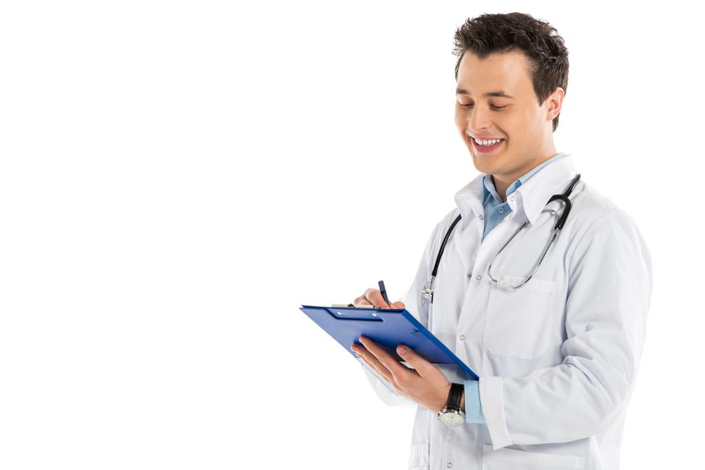mosolygó férfi orvos írásos diagnózis elszigetelt fehér - Fotó, kép