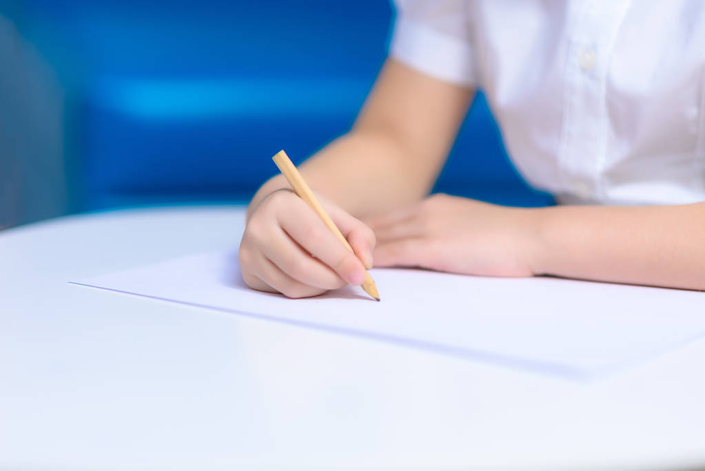 Lapsen käsien käsite on maalattu pöydälle valkoiselle paperille. Huoneessa otettu kuva
. - Valokuva, kuva