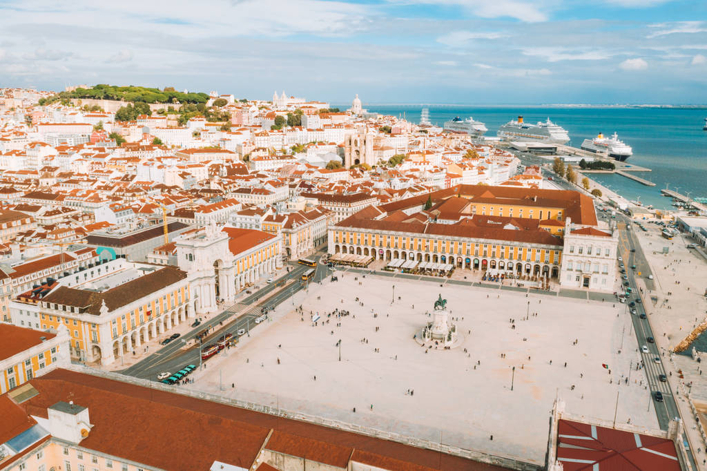 Lisbon, Portugal 08/20/2018 - luchtfoto van de beroemde Praca do Comercio (Commerce Square) - een van de belangrijkste bezienswaardigheden in Lissabon. Prachtige Portugese architectuur. - Foto, afbeelding