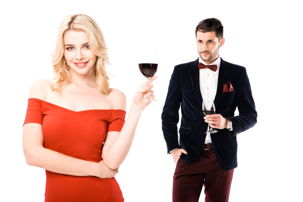 Пара усміхненої блондинки і серйозний чоловік в келихах вина ізольовані на білому
 - Фото, зображення