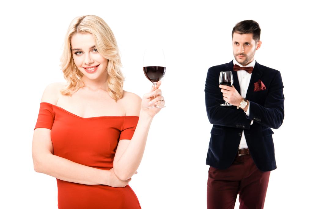Jeune couple attrayant tenant des verres de vin rouge isolé sur blanc
 - Photo, image
