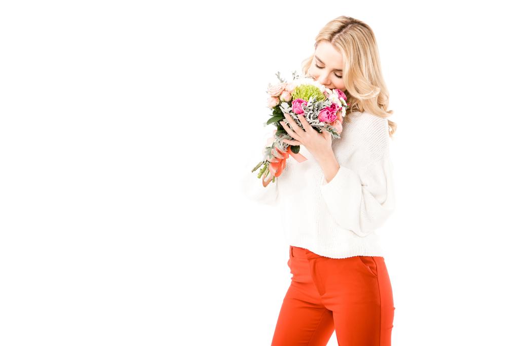 Bela jovem mulher cheirando monte de flores isoladas em branco
 - Foto, Imagem