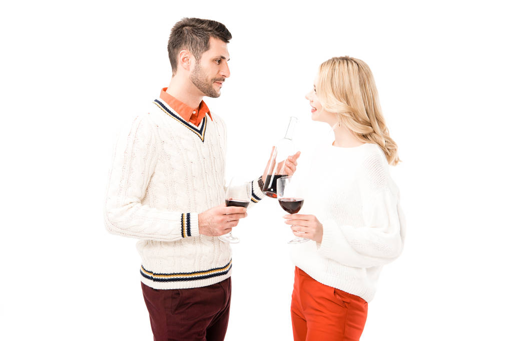 Приваблива молода пара в келихах червоного вина ізольована на білому
 - Фото, зображення