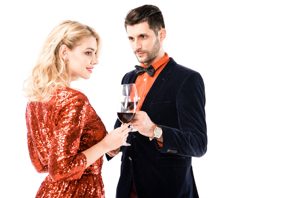 attraktive Paar klirrt Gläser mit Wein isoliert auf weiß - Foto, Bild