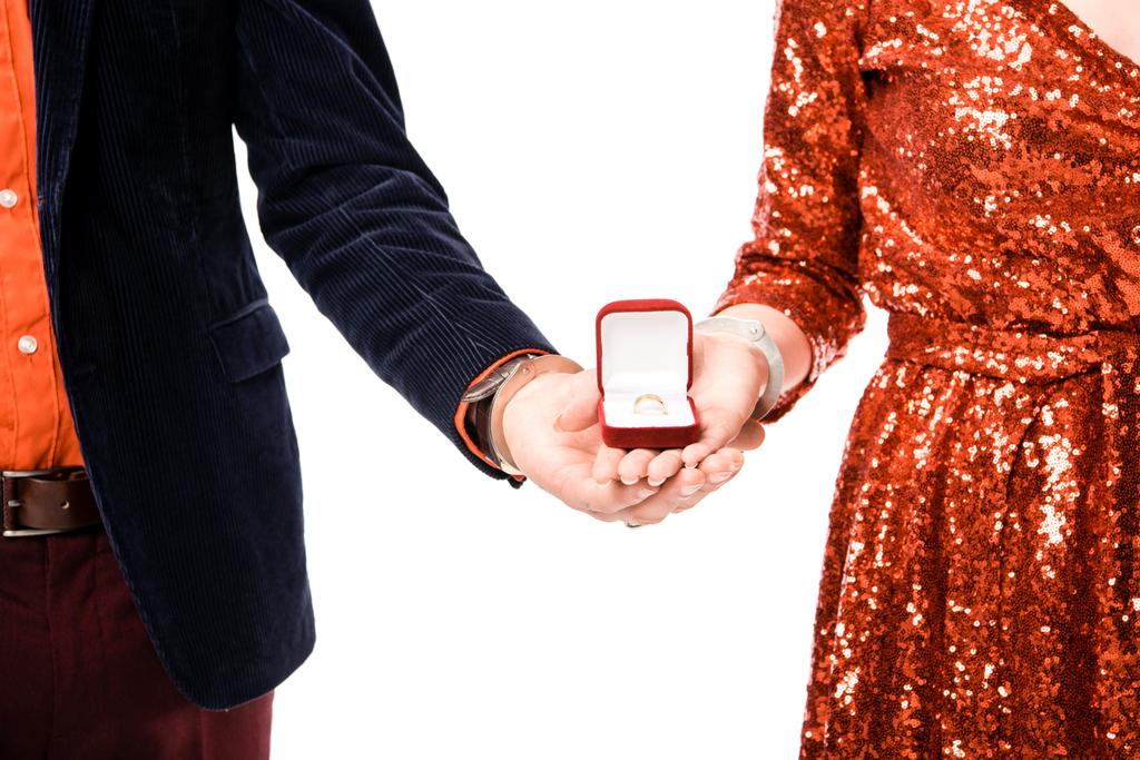 Vista recortada de la caja de anillo de retención de pareja aislada en blanco
 - Foto, imagen