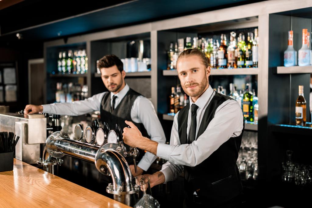 Όμορφος αρσενικό bartenders που εργάζονται σε μπαρ  - Φωτογραφία, εικόνα