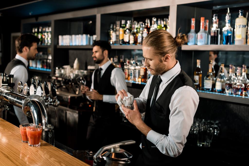 Bello barista in piedi in bar e vetro di pulizia
 - Foto, immagini