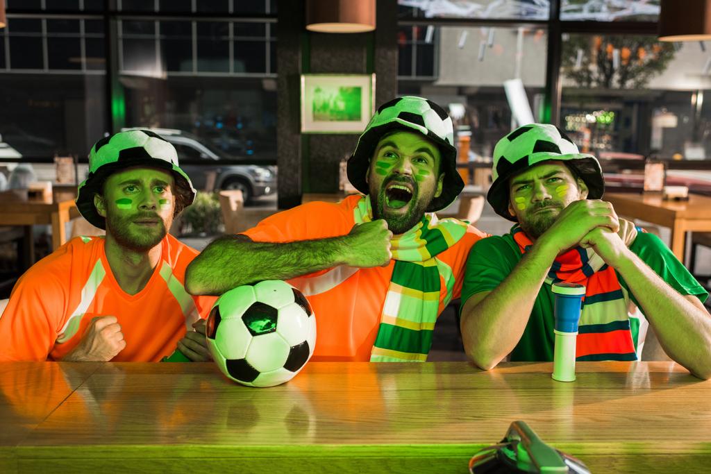 Fútbol ventilador gritando y viendo juego en el bar con amigos
 - Foto, imagen