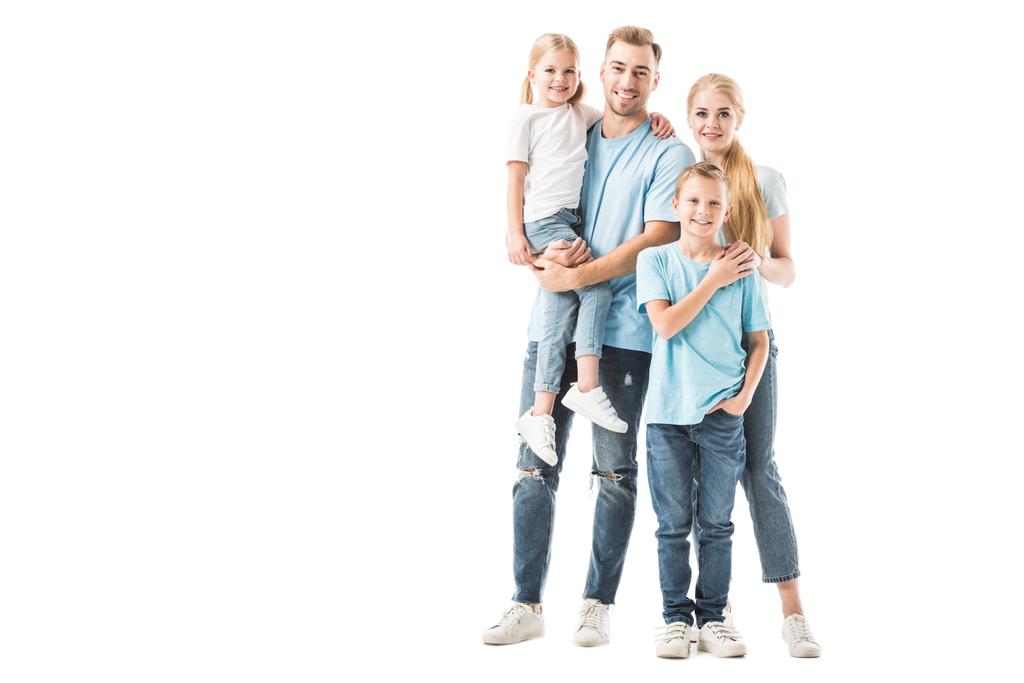 Famille heureuse debout et souriant isolé sur blanc
 - Photo, image