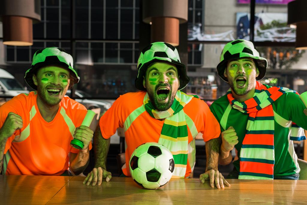 Fotbalové fanoušky, sedí u baru, křičí a sledovat hru  - Fotografie, Obrázek