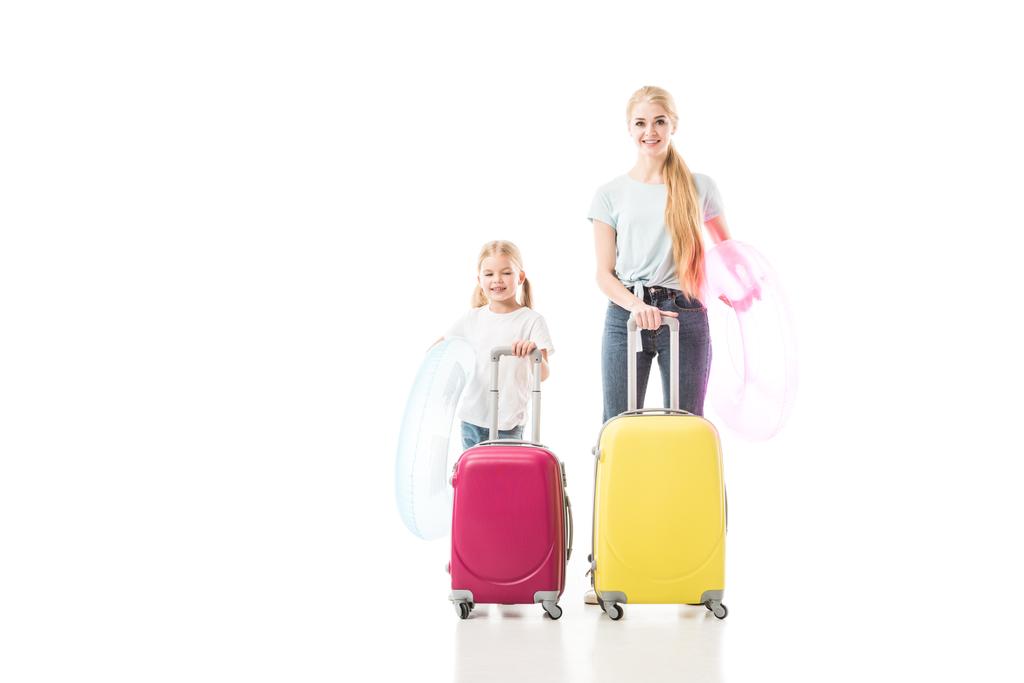 Mère et fille debout ensemble et tenant les bagages isolés sur blanc
 - Photo, image