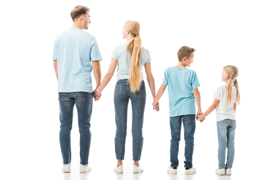 Zadní pohled na rodiny stál v džínách a drželi se za ruce, izolované na bílém - Fotografie, Obrázek