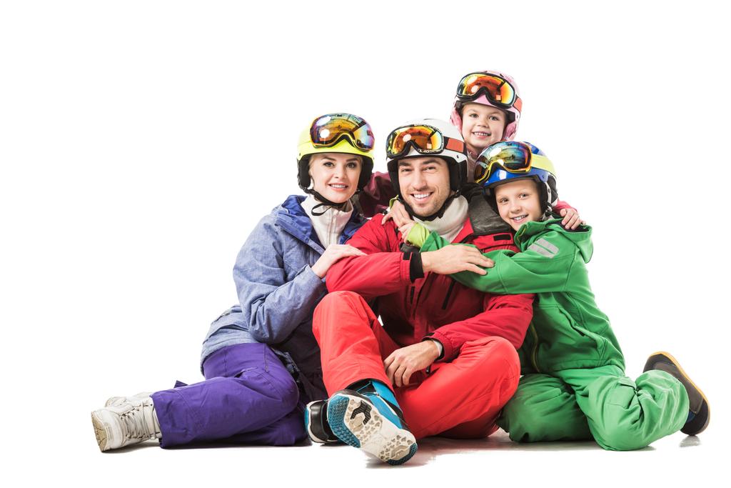 Snowsuits で坐っている幸せな家族と白で隔離を笑顔 - 写真・画像