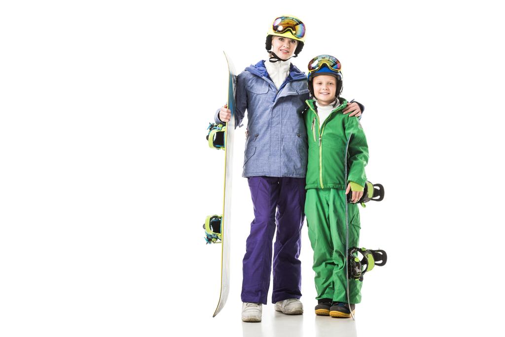 молодая мама и сын-подросток в лыжных костюмах с сноубордами, обнимающие изолированные на белом
 - Фото, изображение