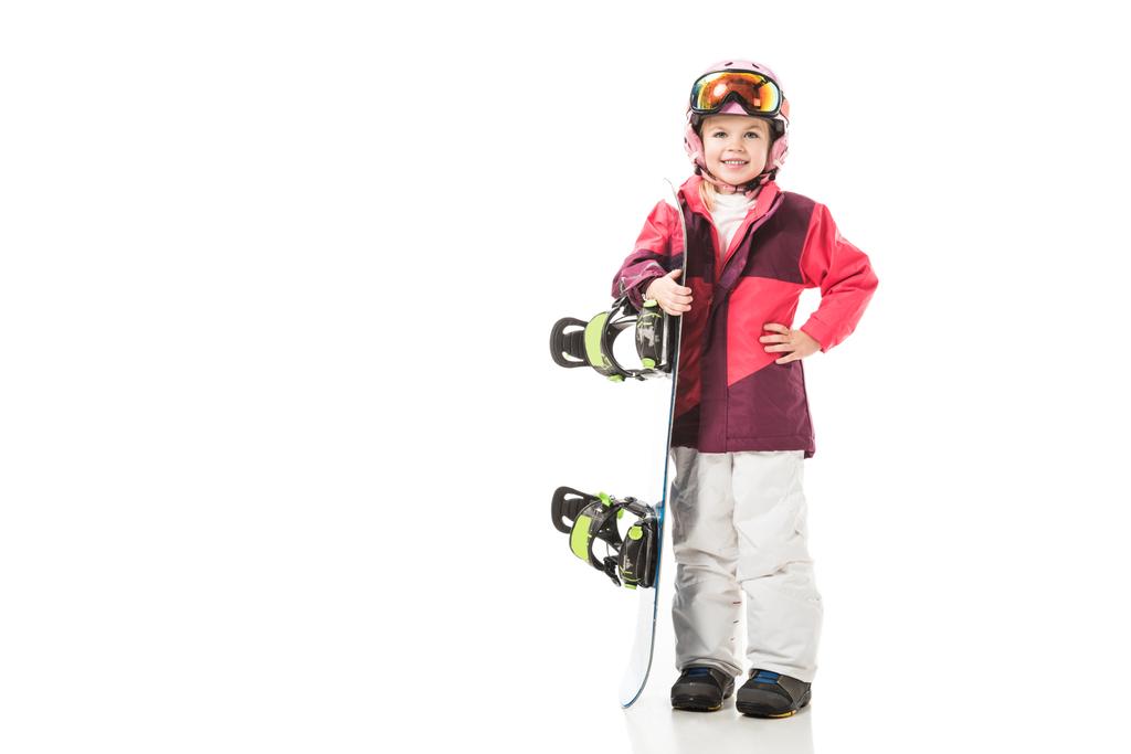 Criança pré-escolar bonito com equipamento de snowboard sorrindo e olhando para a câmera isolada no branco
 - Foto, Imagem
