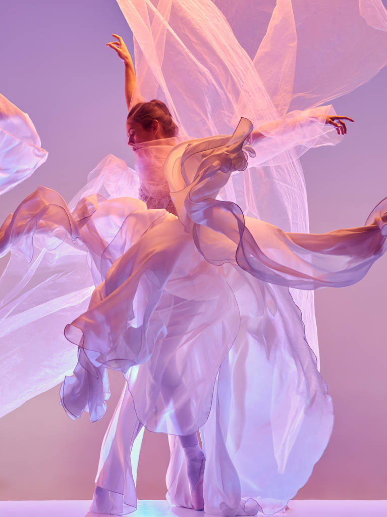 Балерина. Молода жінка витончені балет танцівниці танців протягом рожевий студії. Краса класичний балет. - Фото, зображення