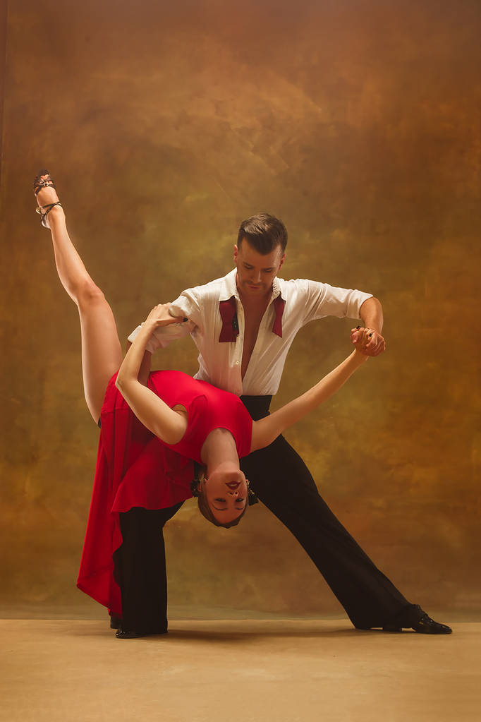 Flexibilní mladé taneční pár pózuje ve studiu. - Fotografie, Obrázek