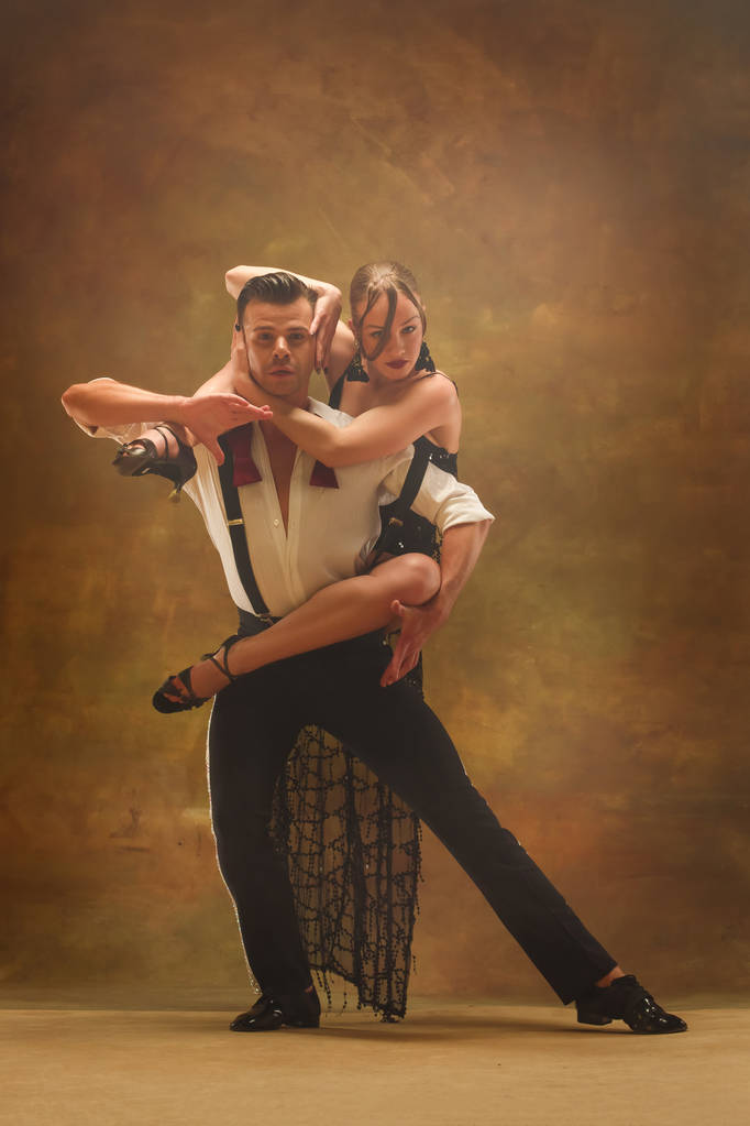 Flexível jovem casal dança moderna posando em estúdio
. - Foto, Imagem